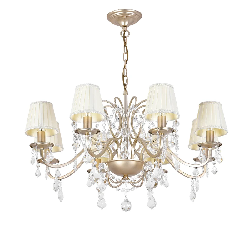 Lampadario candela con finitura dorata. Lampadario abituale cristallo per sala da pranzo. Apparecchio di illuminazione sos...