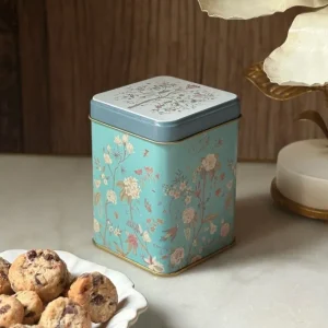Biscotti un barattolo di metallo con un disegno di fiore blu