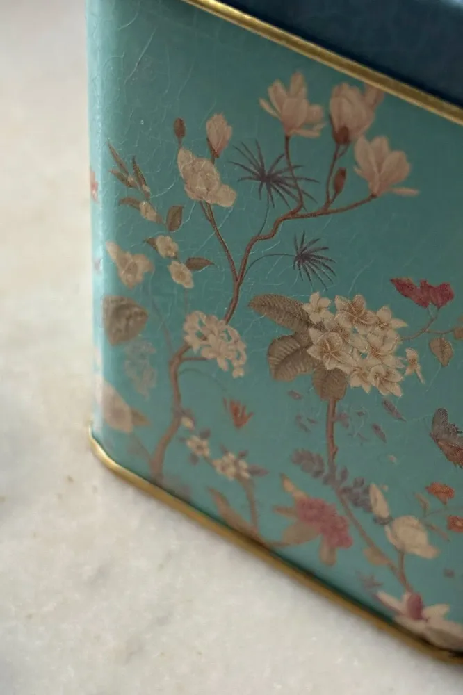 Biscotti un barattolo di metallo con un disegno di fiore blu