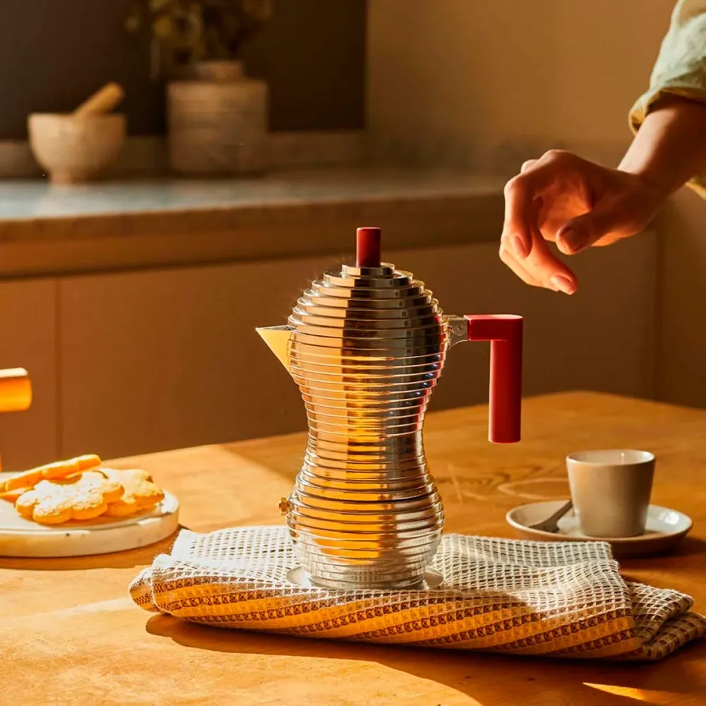 Caffettiera Pulcina Alessi alluminio fuso, design di Michele De Lucchi (compatibile con induzione) con 2 Tazze incluse