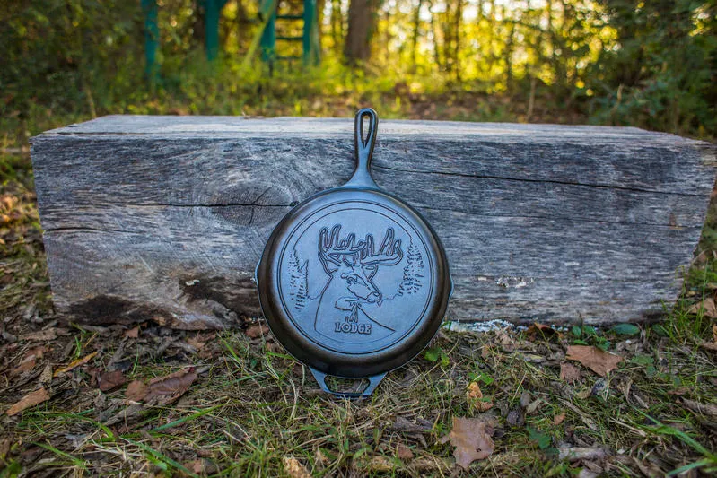 Lodge Padella ghisa pretrattata manico lungo cm 26 con logo cervo sulla base