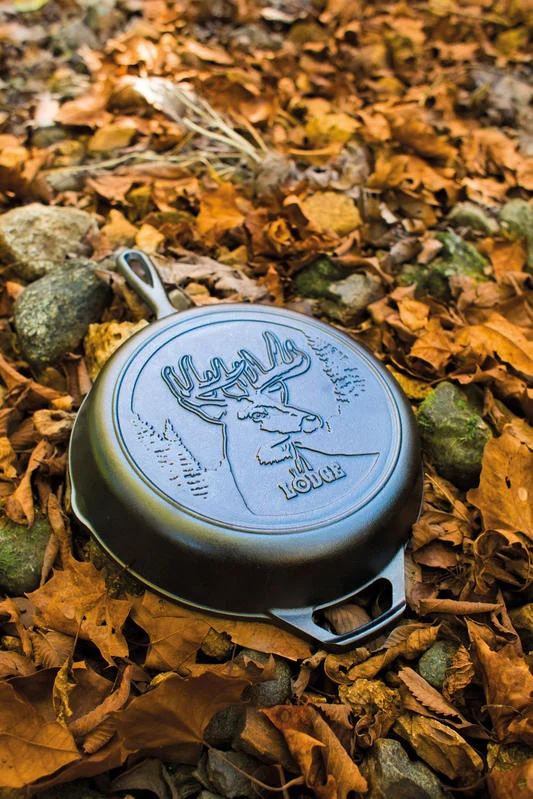 Lodge Padella ghisa pretrattata manico lungo cm 26 con logo cervo sulla base