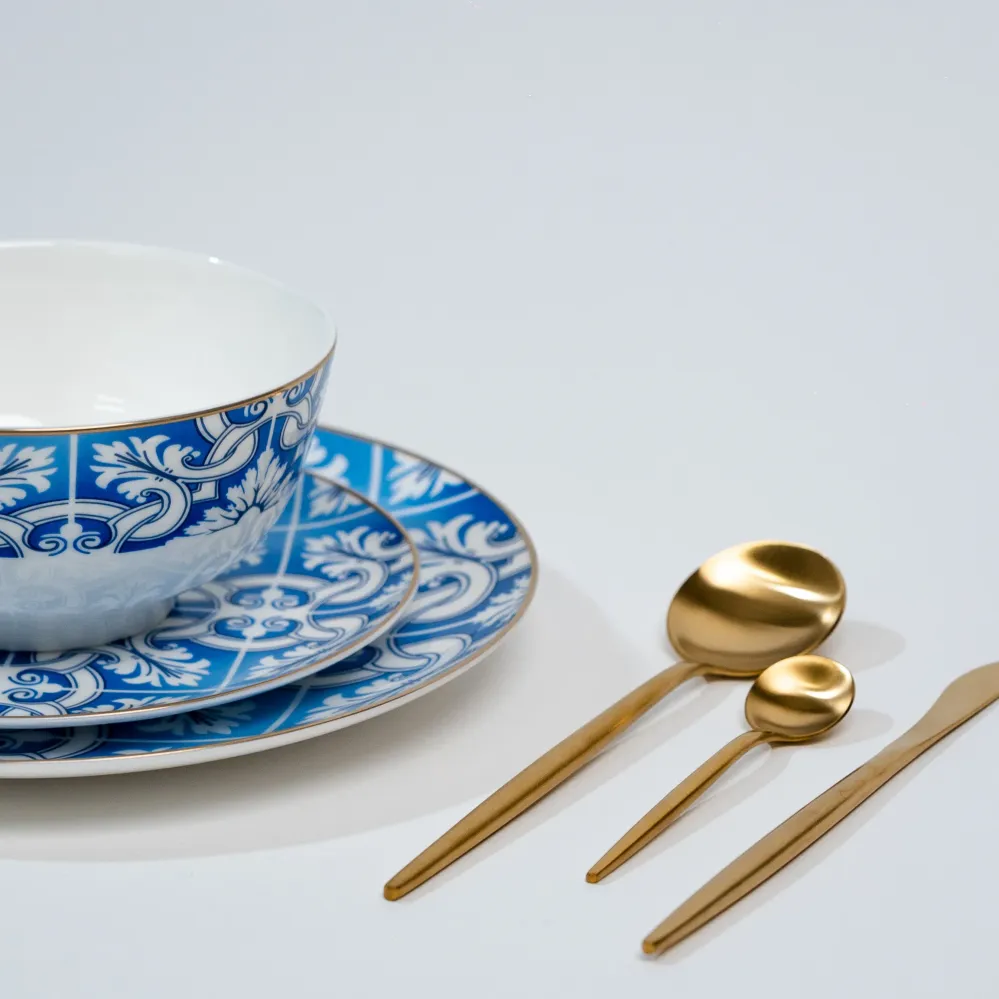Set di Piatti Blu e Bianchi con Bordo Dorato