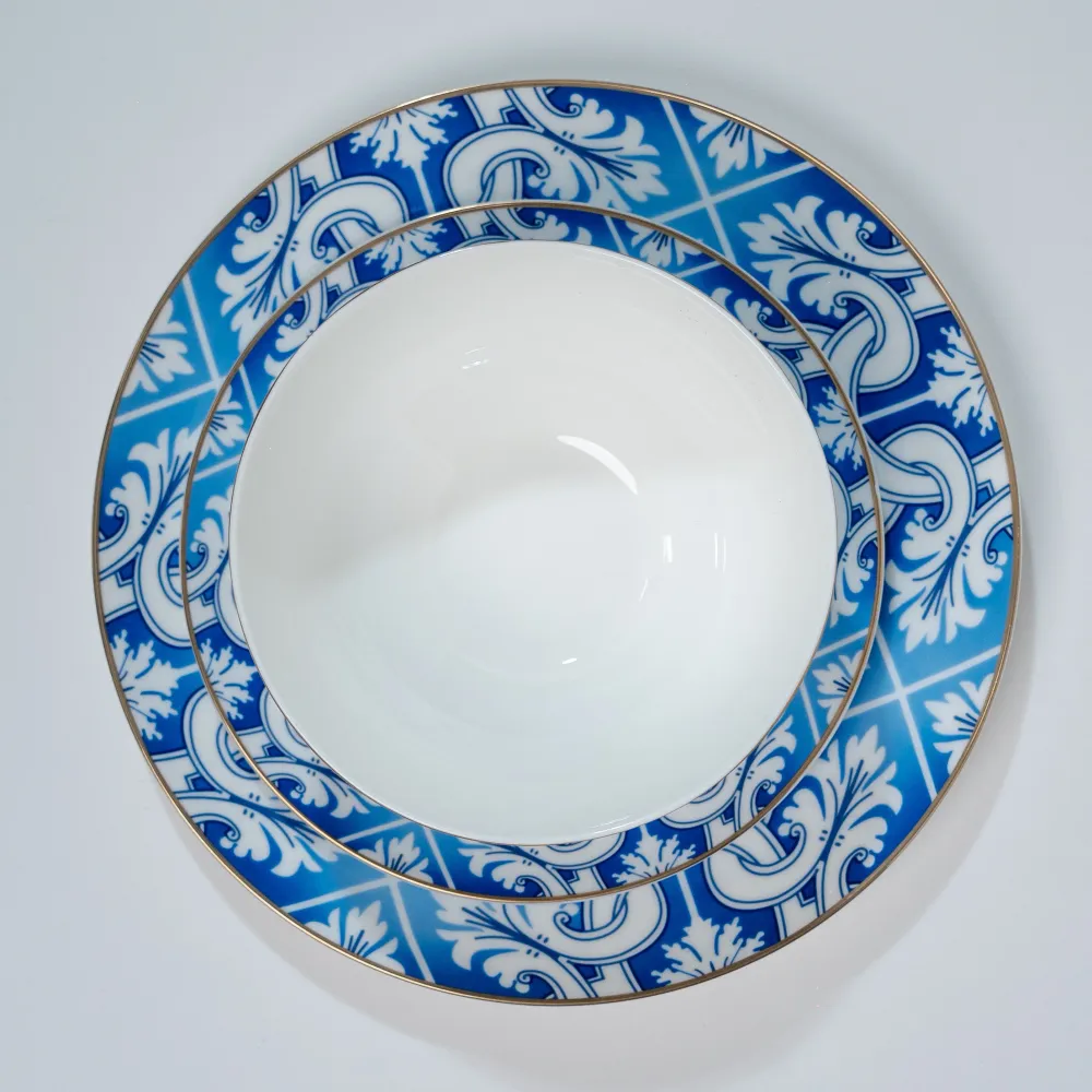 Set di Piatti Blu e Bianchi con Bordo Dorato