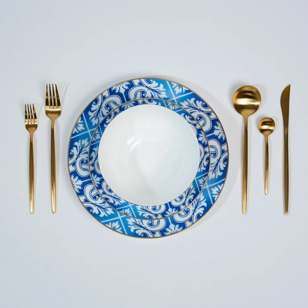 Set di Piatti Blu e Bianchi con Bordo Dorato
