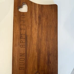 Tagliere con cuore e scritta "Buon Appetito" legno di bambù tinta caffè