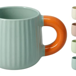 Tazza gres da 395ml 4 colori assortiti: crema, verde chiaro, blu e rosa. Con manico colorato, design puntinato e interno c...