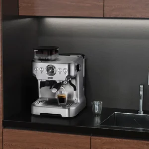 Trisa Macchina per espresso (portafiltro) – 20 bar, 2,7 l, ugello per schiuma di latte, argento/nero