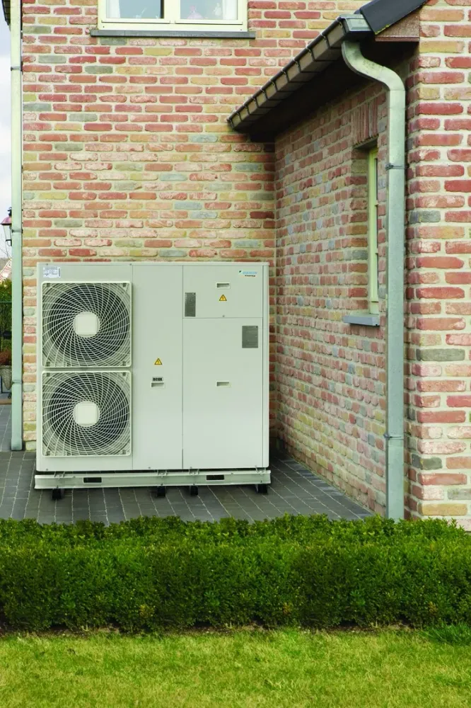 Mini Chiller Daikin Solo Raffreddamento Inverter Aria Acqua EWAQ-ACW1P011 da 11,1 kW Trifase R-410