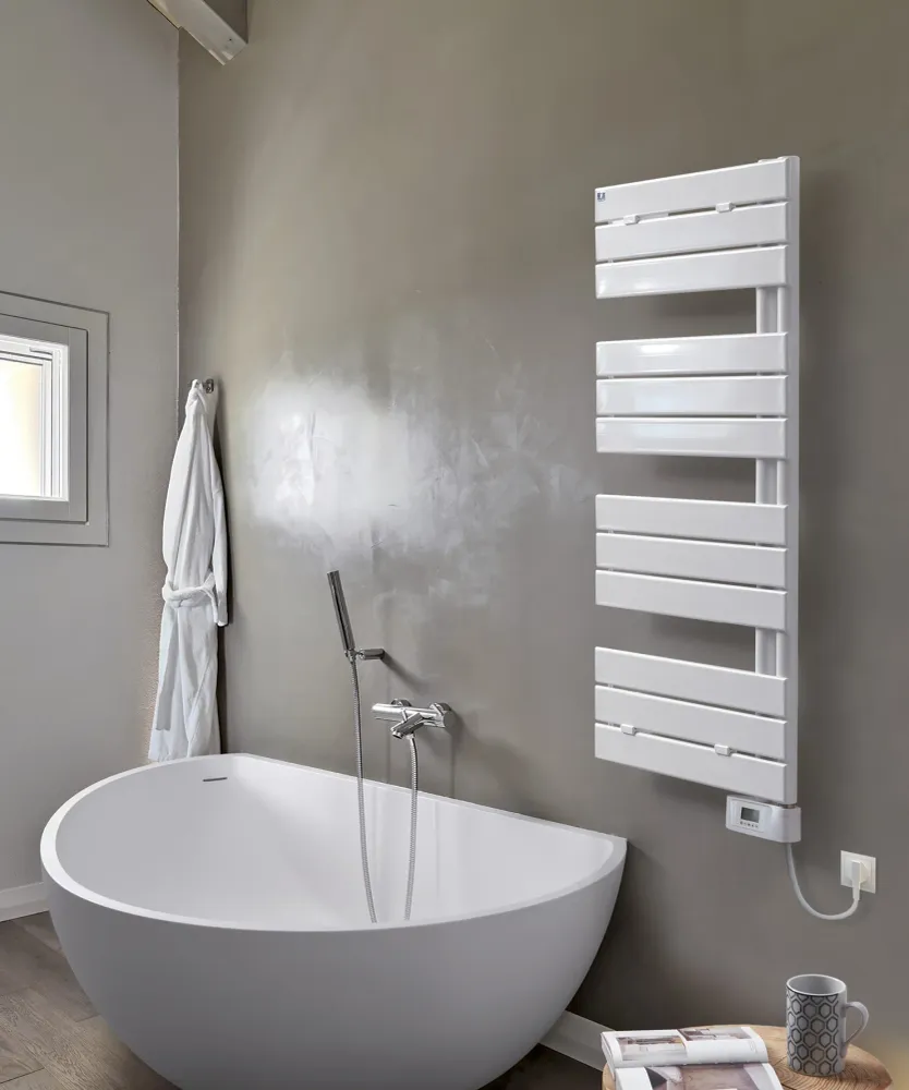 Scaldasalviette elettrico con doghe piatte Asimmetrico 750W - Bianco