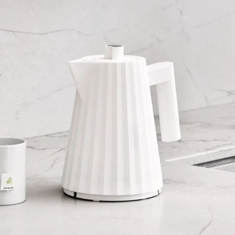 Compatto bollitore elettrico Plissé di Alessi