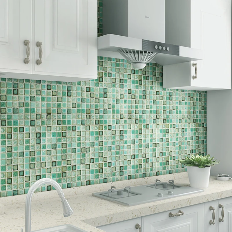 Pannelli di carta da parati con piastrelle mosaico verdi incollati sul paraschizzi della cucina bohémien